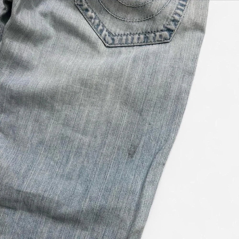 True Religion Men's Straight Distressed Jeans in Light Blue Wash Sz 30 (32x30)